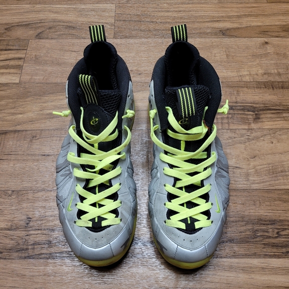 foamposite one silver